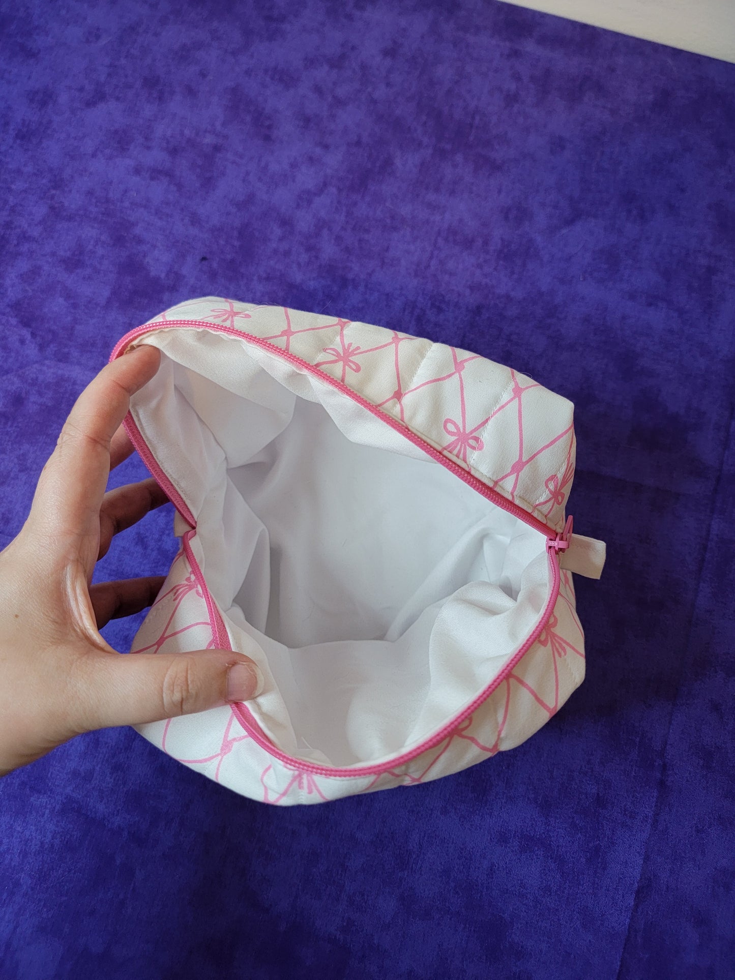 Oopsie - Large pink and white bows quilted bag