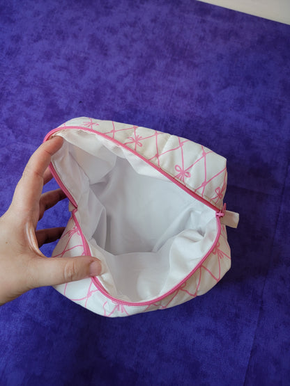 Oopsie - Large pink and white bows quilted bag